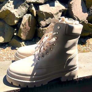 Shodazzel Tevos Women’s Cream Patent Leather Chunky Combat Boot Size 8.5